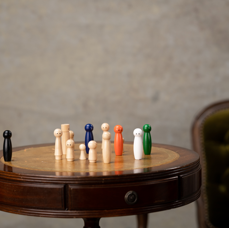 Aufstellungsarbeit mit Holzfiguren in der Psychotherapie