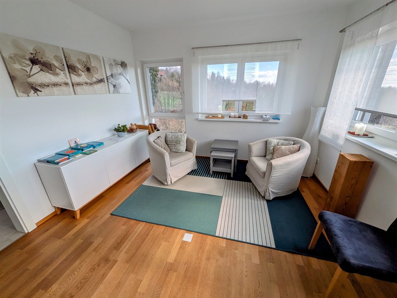 Sitzbereich in der Praxis Ligist – Einladende Sessel für das Gespräch